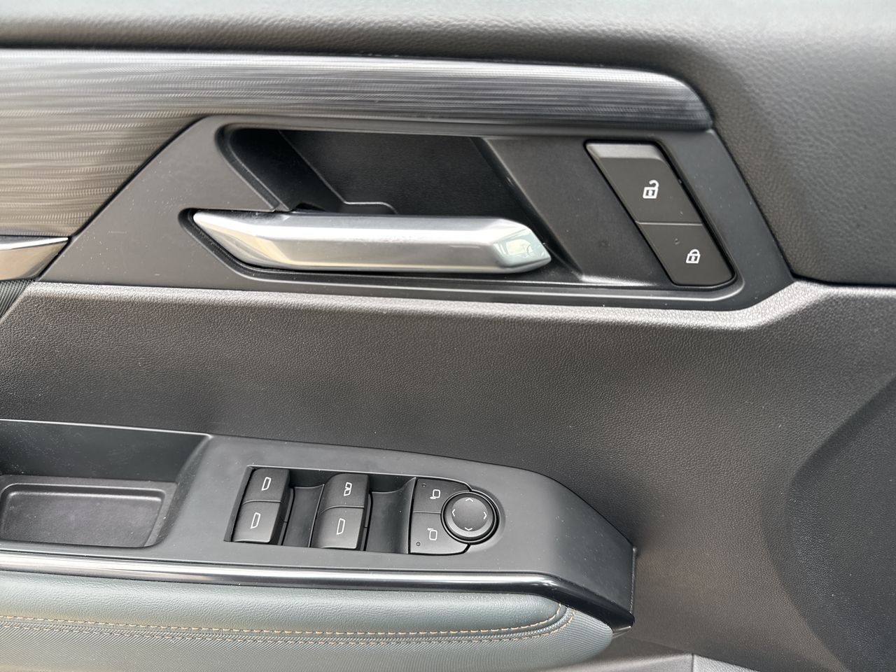 2025 GMC Acadia AT4
